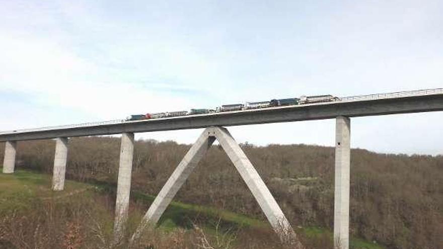 Pruebas de carga de camiones en el viaducto de Arnoia.  //FdV