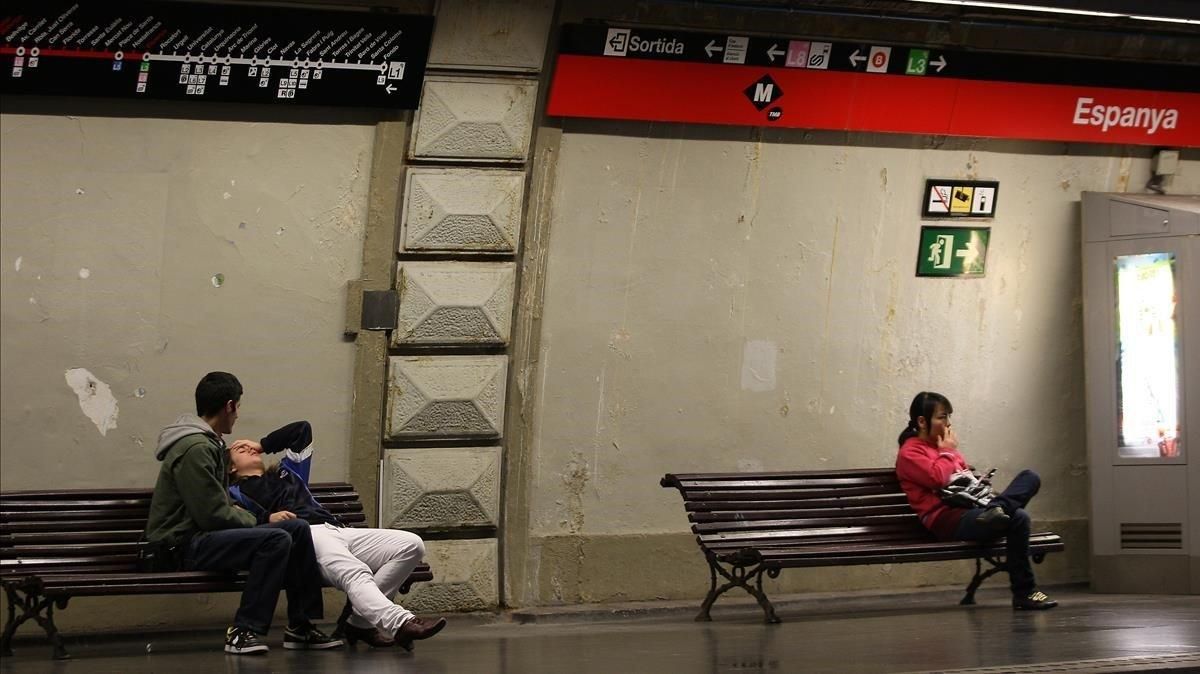 undefined17661105 barcelona 27 11 2011 barcelona uso nocturno del metro l190720184302 undefined17661105 barcelona 27 11 2011 barcelona uso nocturno del metro l190720184302