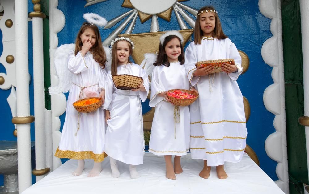 La lluvia ha amenazado la procesión y las alfombras florales, pero finalmente el recorrido se ha realizado con normalidad.