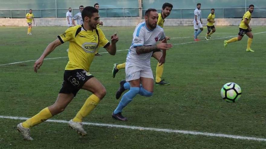 El ourensanista Unai corre tras un balón en el partido de Copa contra el Ribeiro. // Jesús Regal