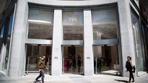 Exteriores de la nueva tienda de Zara en los bajos del Edificio de Plaza de España.