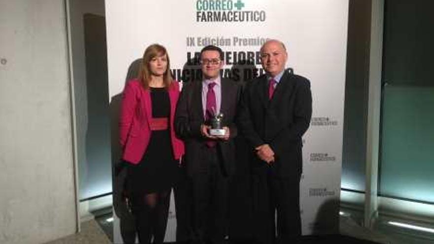 El jefe de Farmacia, en el centro, junto a la especialista Ana Murcia.