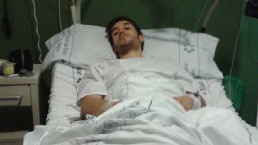 Javier Urzay, atropellado por una carroza, ayer, en el Hospital Doctor Negrín. | lp /dlp