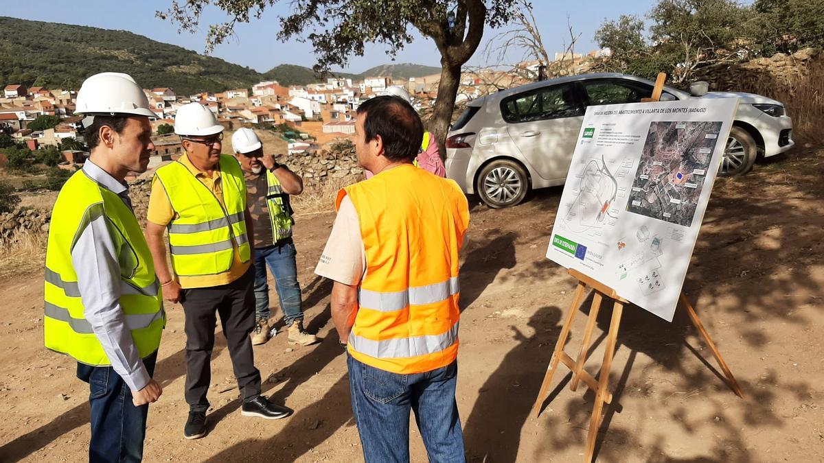 Jiménez y el alcalde de Villarta de los Montes durante la visita a las obras.