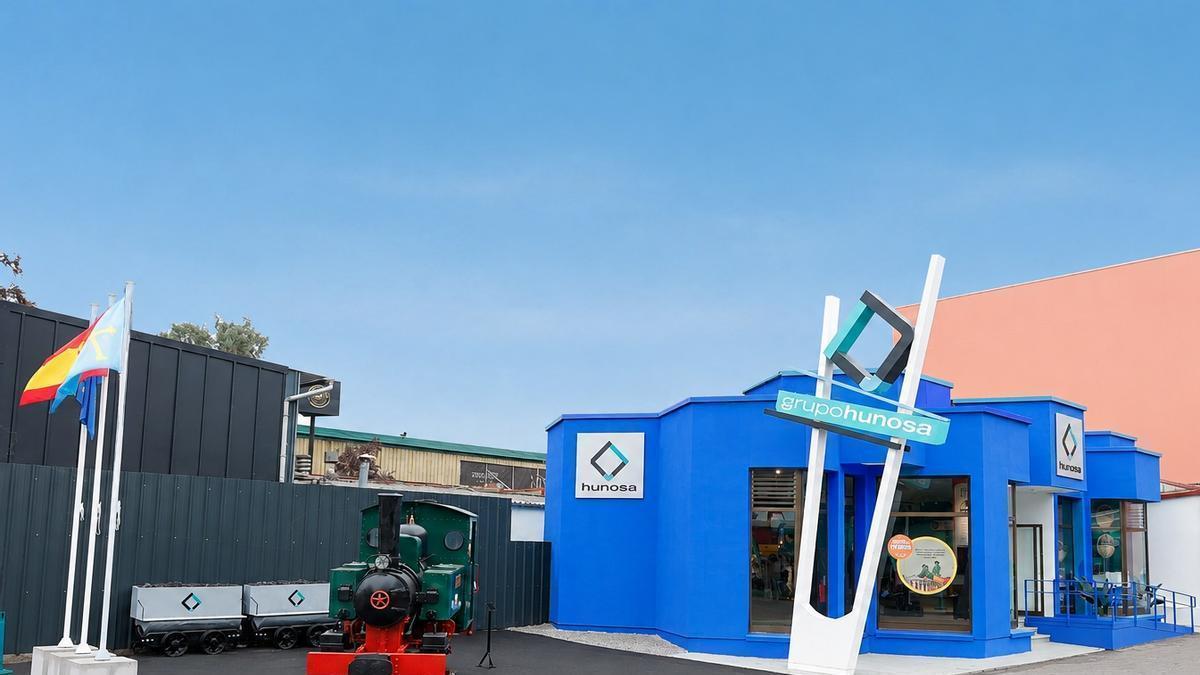 Exterior del pabellón de Hunosa, con la locomotora "Luis de Adaro", en primer plano.