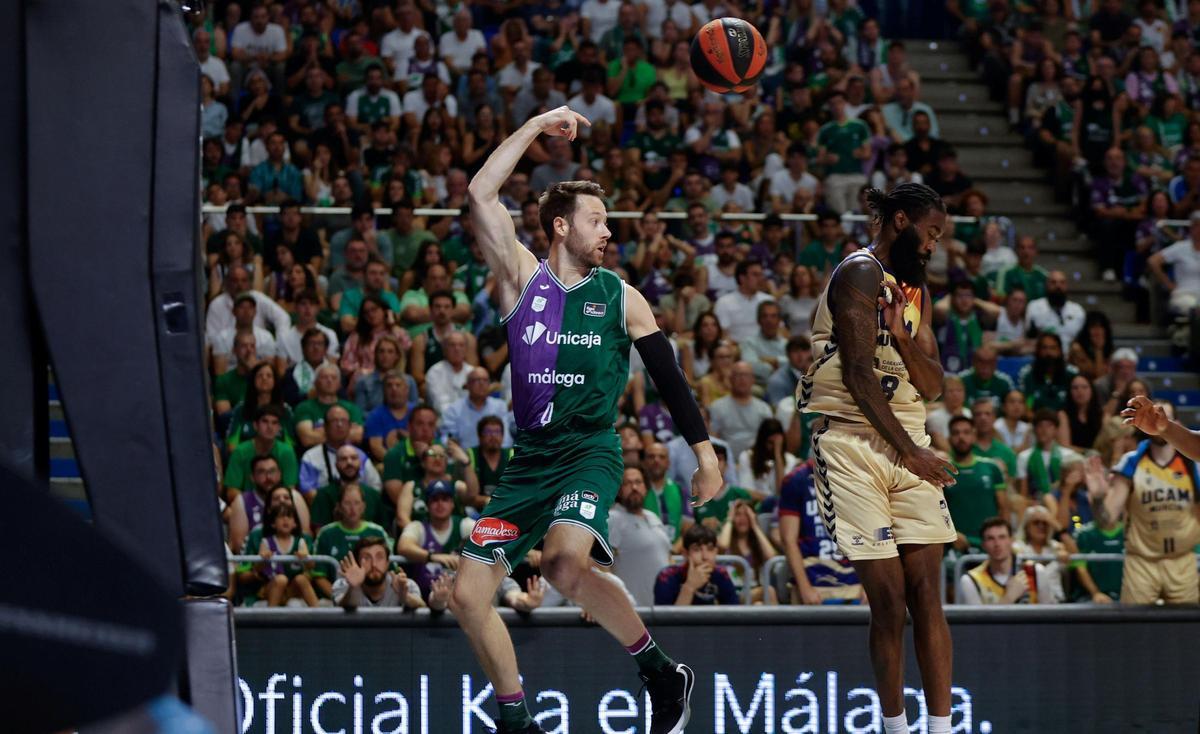 Kalinoski realiza un pase acrobático en el quinto encuentro de la semifinal ante UCAM Murcia