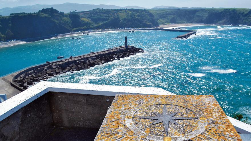 Todo el mar cabe en la mirada desde el faro de Luarca