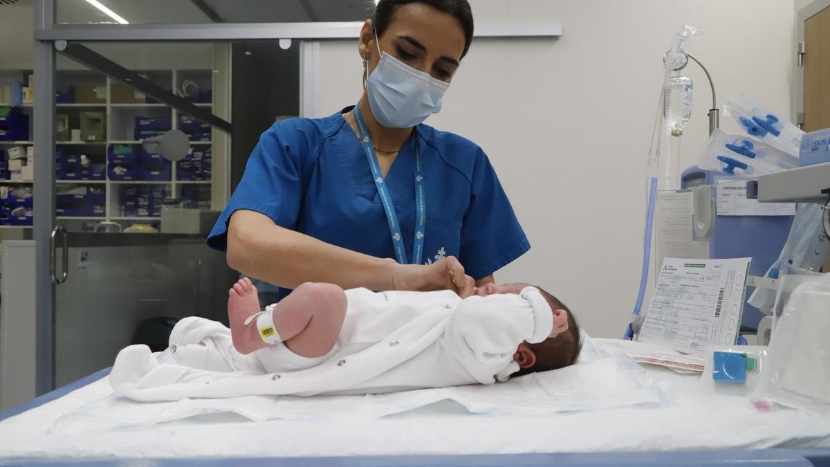 Realización de la prueba del talón y otras pruebas a recién ncidos en el hospital San Juan de Dios de Córdoba.
