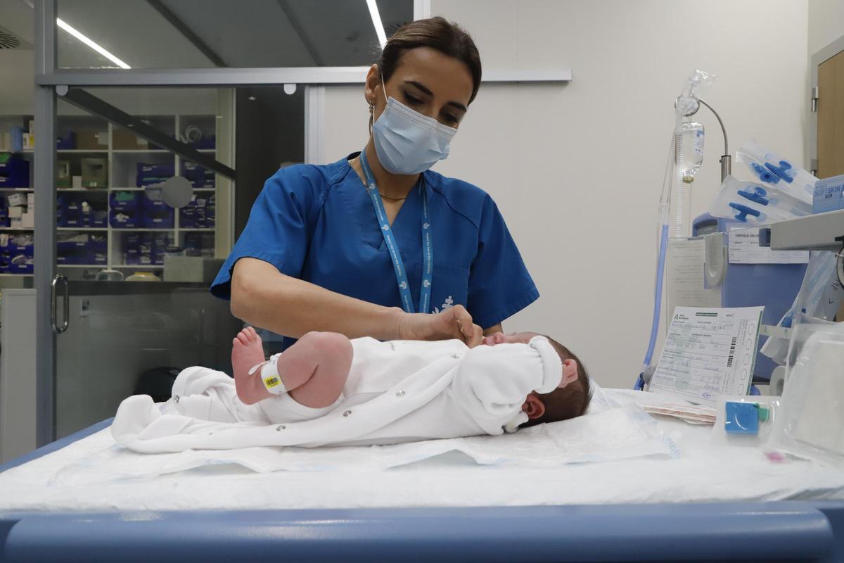 Realización de la prueba del talón y otras pruebas a recién ncidos en el hospital San Juan de Dios de Córdoba.