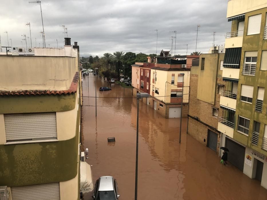 Consecuencias de la tromba de agua caída en Alzira esta pasada madrugada y esta mañana.