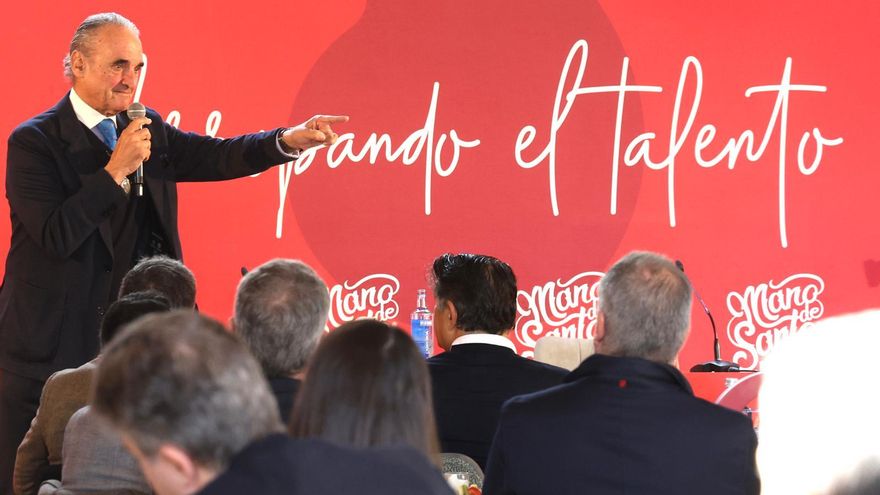 El expresidente de Banesto, Mario Conde, se presenta como un mártir del sistema ante los empresarios alicantinos