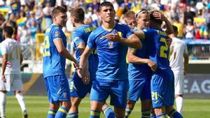 El jugador ucraniano Ruslan Malinovskyi celebra con su equipo un gol en la UEFA Nations League