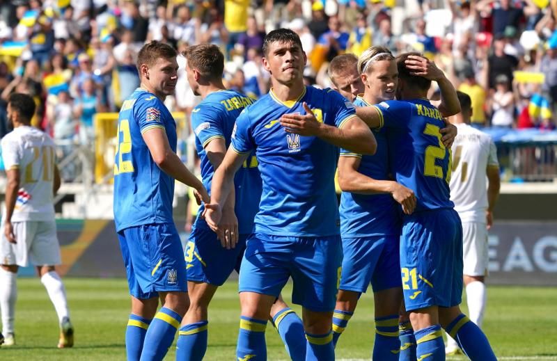 El jugador ucraniano Ruslan Malinovskyi celebra con su equipo un gol en la UEFA Nations League