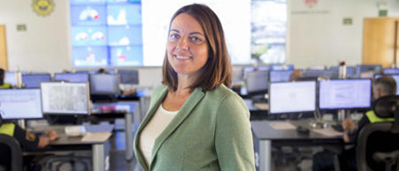 Anaïs Menguzzato en la sala de control de la Policía Local de Valencia.