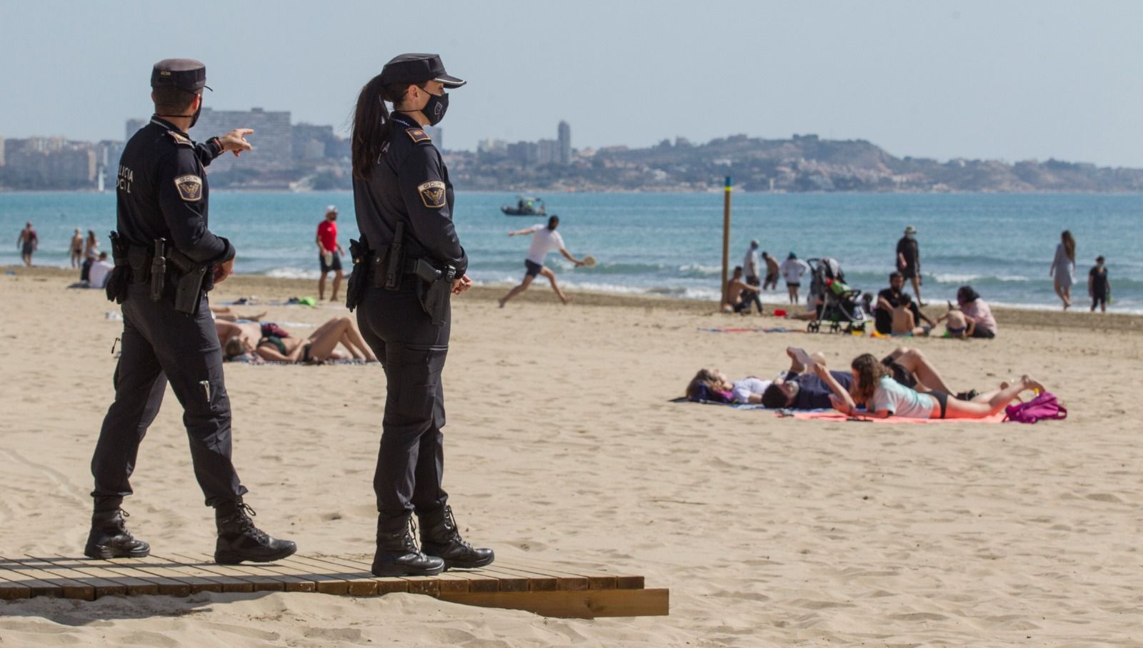 Las playas de Alicante lucen abarrotadas en el inicio del puente de Semana Santa