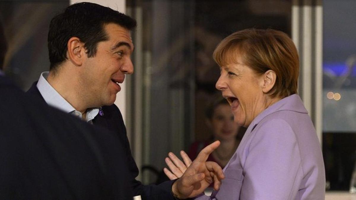 Alexis Tsipras y Angela Merkel en La Valetta.