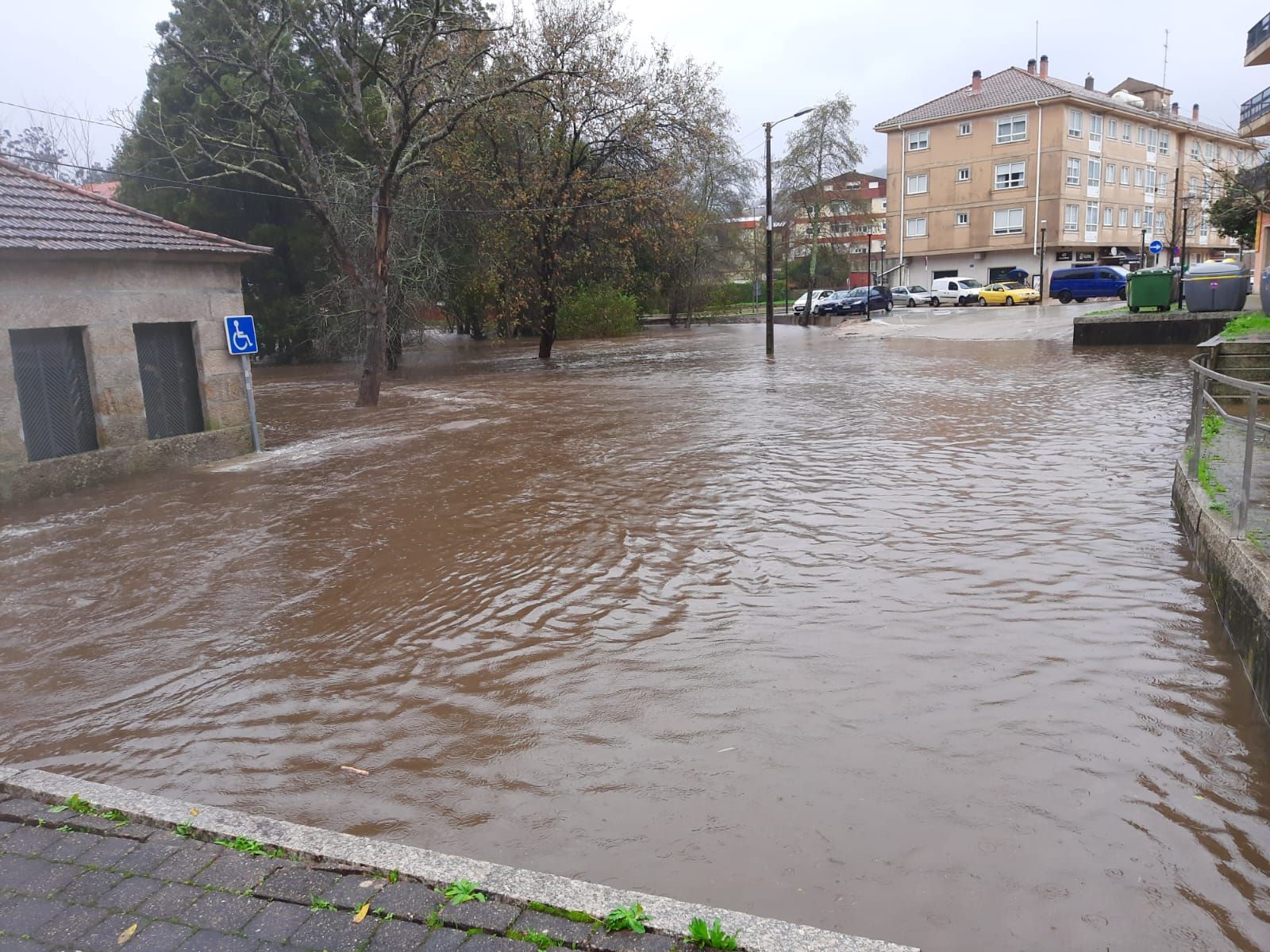 Así estrena el año Gondomar: inundaciones, caída de muros y calles cortadas