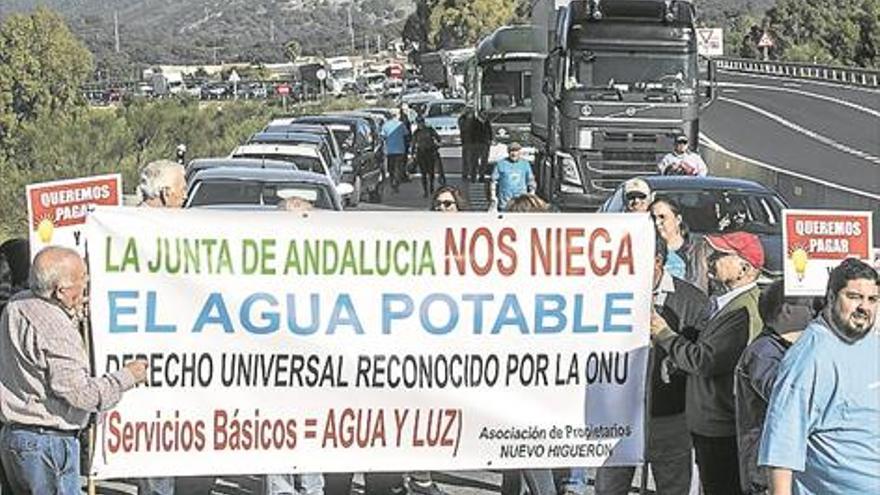 Los parcelistas reclaman agua cortando durante tres horas la Nacional 432