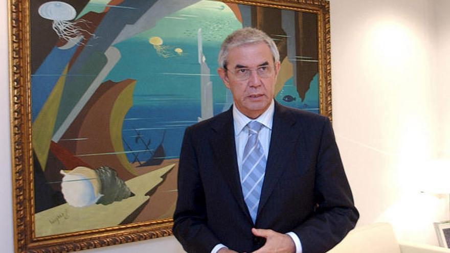 El presidente Touriño, ante un cuadro de Urbano Lugrís en su despacho de San Caetano.