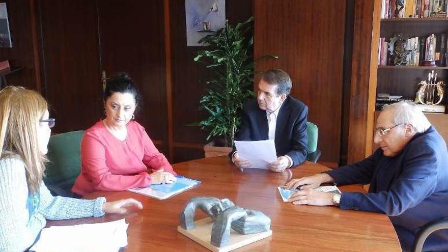 Centro de debate de los médicos de familia  |  Abel Caballero y Cayetano Rodríguez se reunieron ayer con la Asociación Galega de Medicina Familiar e Comunitaria para brindarles apoyo para la celebración en Vigo de los 20 años de Congresos de Medicina de Familia con las jornadas &quot;Saúda para todos&quot; del 16 al 21 de noviembre. Profesionales de toda Galicia debatirán durante tres días en la ciudad.