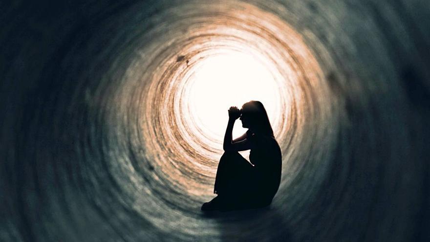 Una mujer sentada en un túnel.   | // L.O.