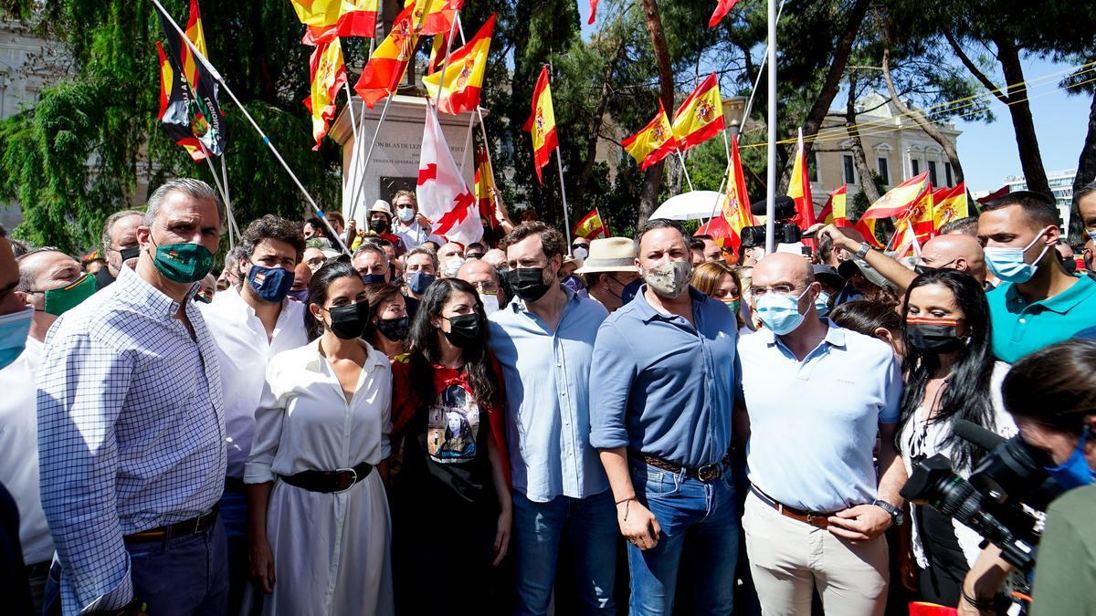 Santiago Abascal surrounded by other Vox leaders. Santiago Abascal surrounded by other Vox leaders.