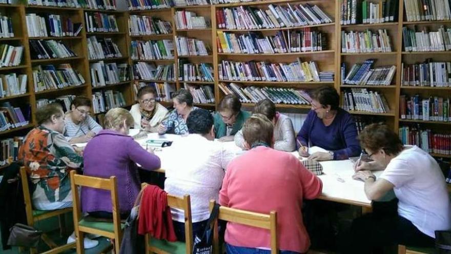 Grupo de participantes en el taller de memoria organizado en Fuentes de Ropel.