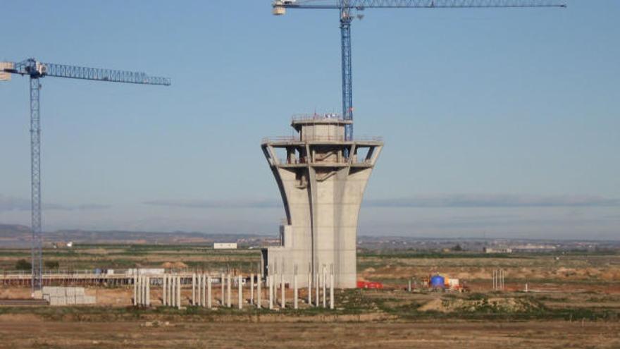 Imagen de la torre de control del aeropuerto en obras.