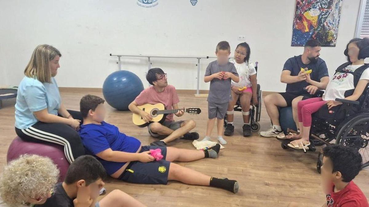 La iniciativa estival llega de la mano de la Fundació Caixa Rural Vila-real, en colaboración con el Ayuntamiento, ampliando su habitual programa de atención a escolares con necesidades especiales.