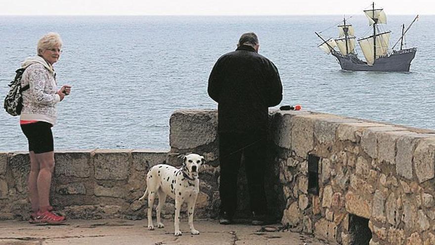 La nao ‘Victoria’ rodea la zona antigua de Peñíscola