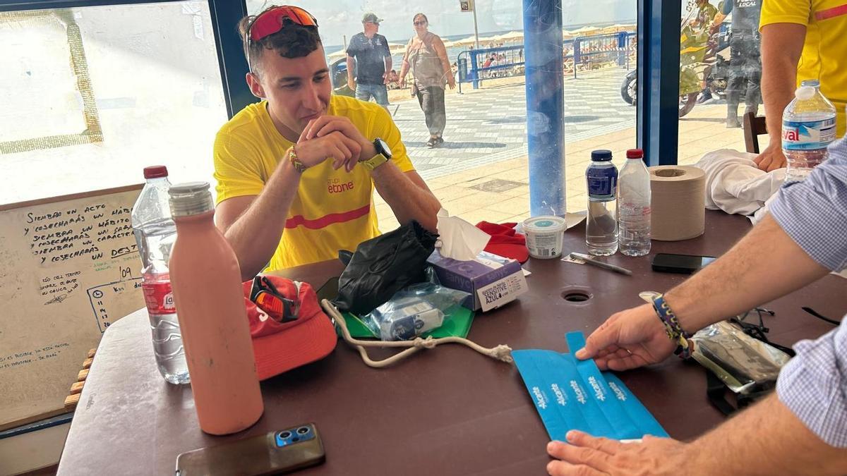 Las pulseras para identicar a los menores que se pueden encontrar este verano en las playas de la ciudad de Alicante