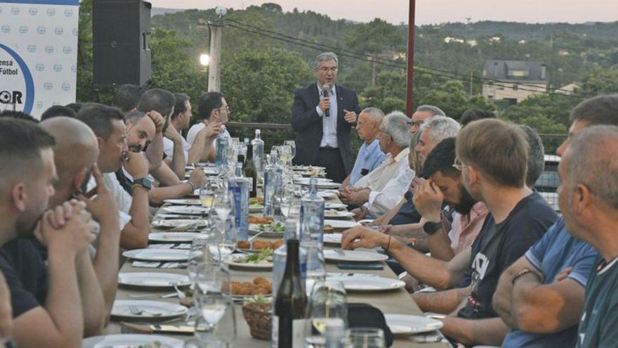 Luis Menor se dirige a los socios de Afiador. | Dep. de Ourense