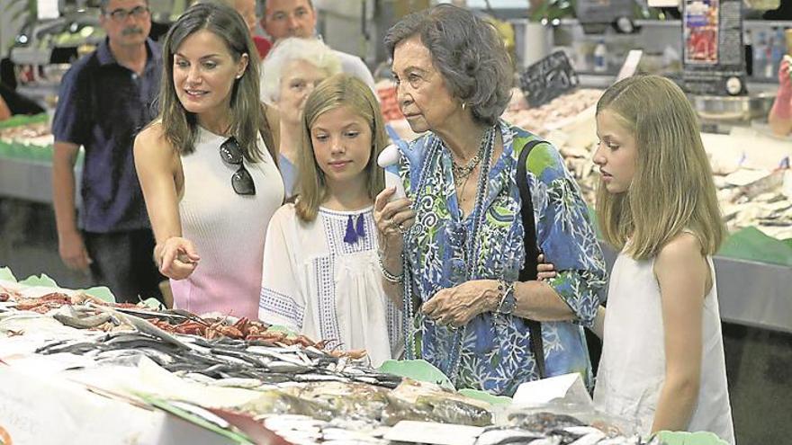 Letizia y Sofía visitan el mercado y compran lotería