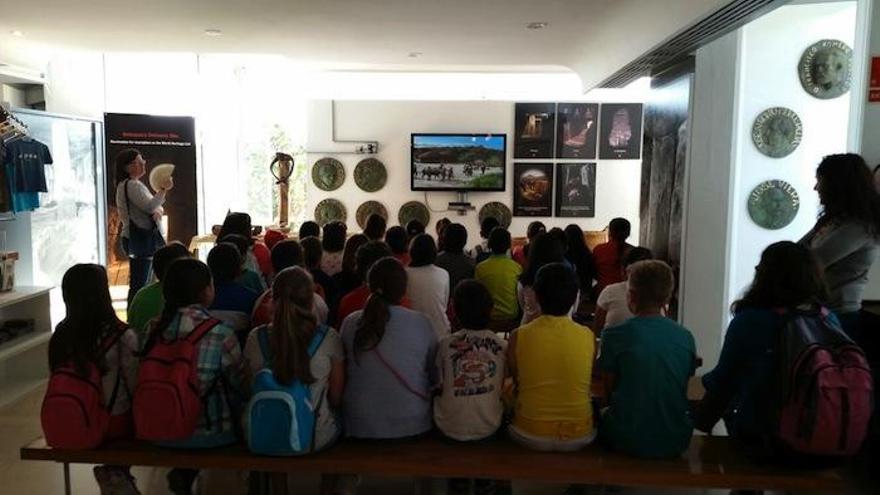 Un conjunto de escolares, en el Centro de Recepción de los Dólmenes.