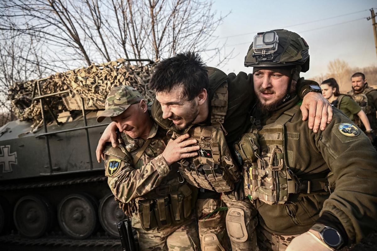 Paramédicos ucranianos evacuan a militares heridos en la línea del frente de Bajmut, el 23 de marzo de 2023