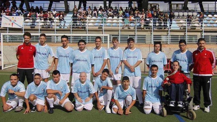 Los integrantes del equipo, ayer en A Madroa.