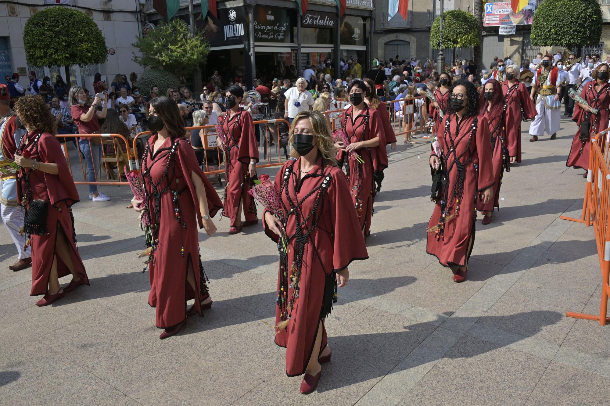 Crevillent celebra el primer desfile de Moros y Cristianos en la provincia con mascarilla