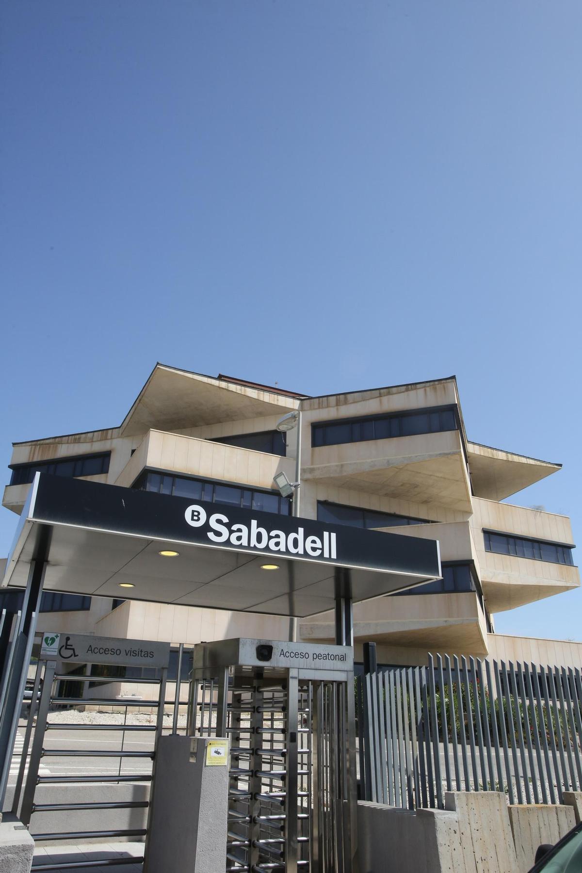 El edificio que alberga el Centro Tecnológico de Banco Sabadell en Alicante.