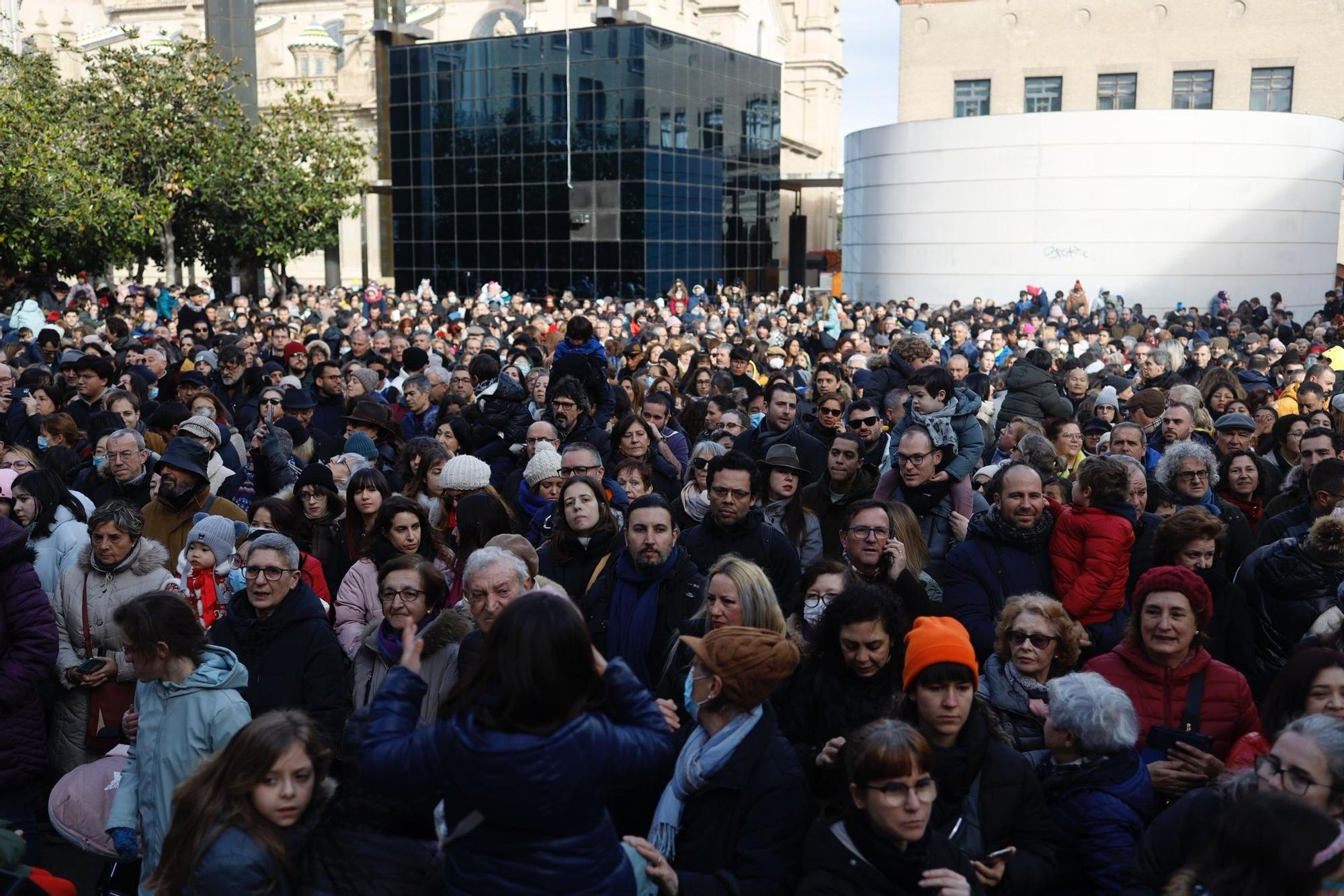 La comunidad china de Zaragoza desfila por el centro para celebrar el Año del conejo