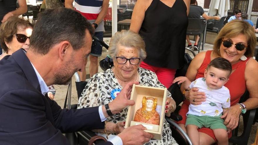 El alcalde felicita a una ilicitana por sus 100 años