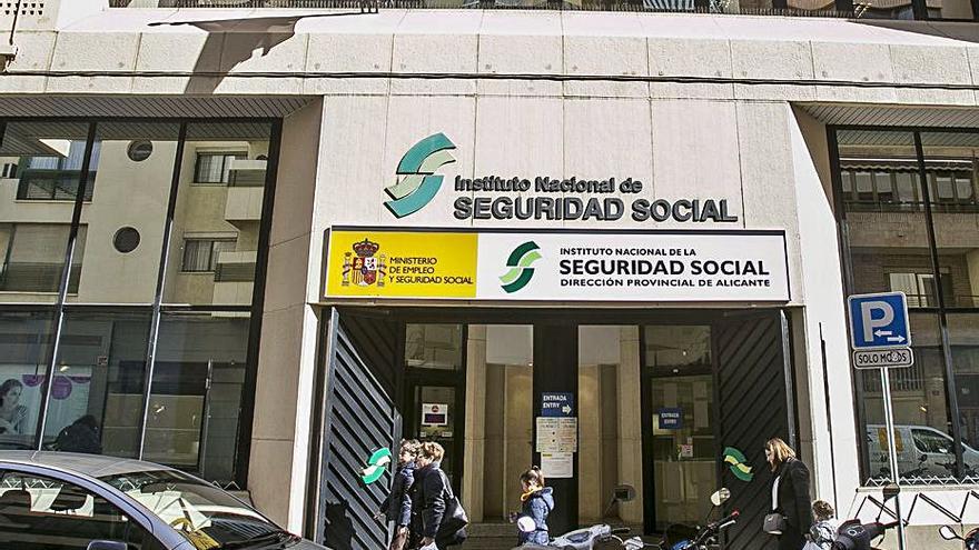 Fachada de la dirección de la Seguridad Social en Alicante.