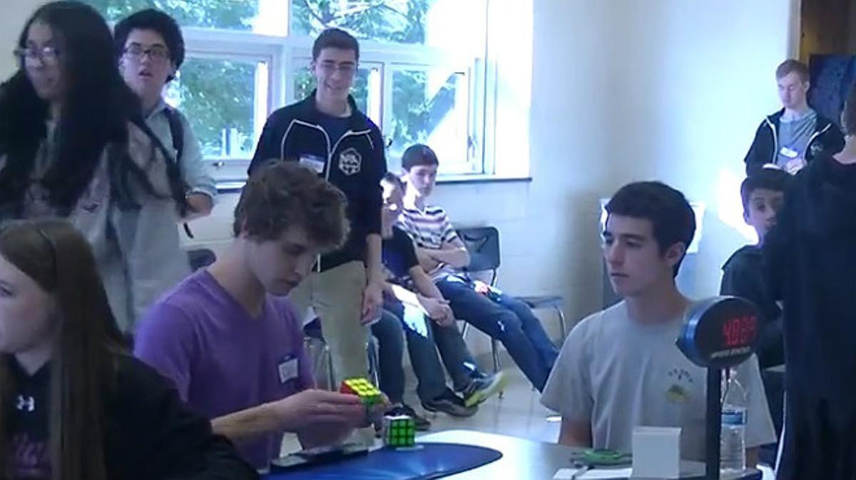 El joven Collin Burns ha completado el famoso Cubik de Rubik en 5,253 segundos.