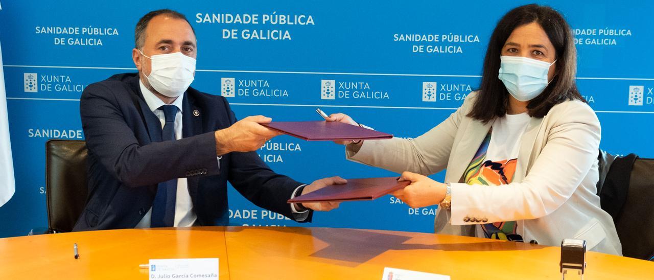 El conselleiro de Sanidade y la alcaldesa de Meis, en la firma del protocolo para la construcción del centro de salud