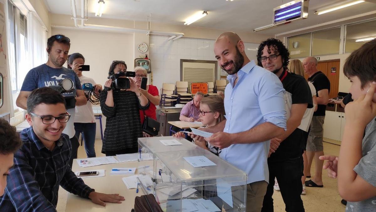 Xavier López votando en las elecciones