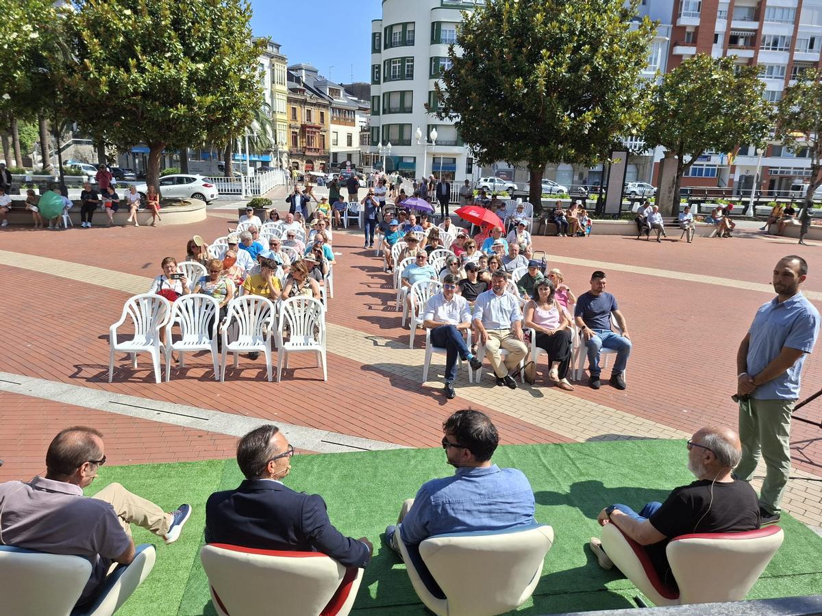 Los ponentes junto a David Arango en la plaza de Alfonso X el Sabio, este jueves.