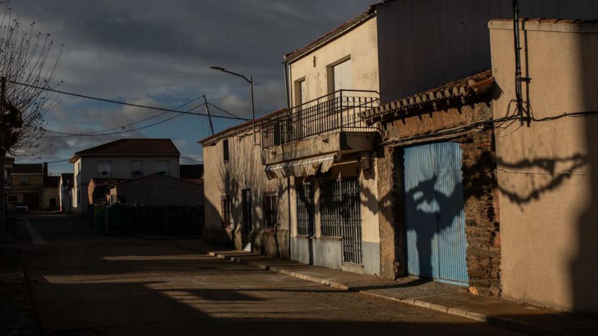 Una calle vacía, en un pueblo de la provincia. | Emilio Fraile