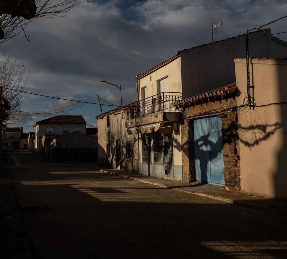 Una calle vacía, en un pueblo de la provincia. | Emilio Fraile