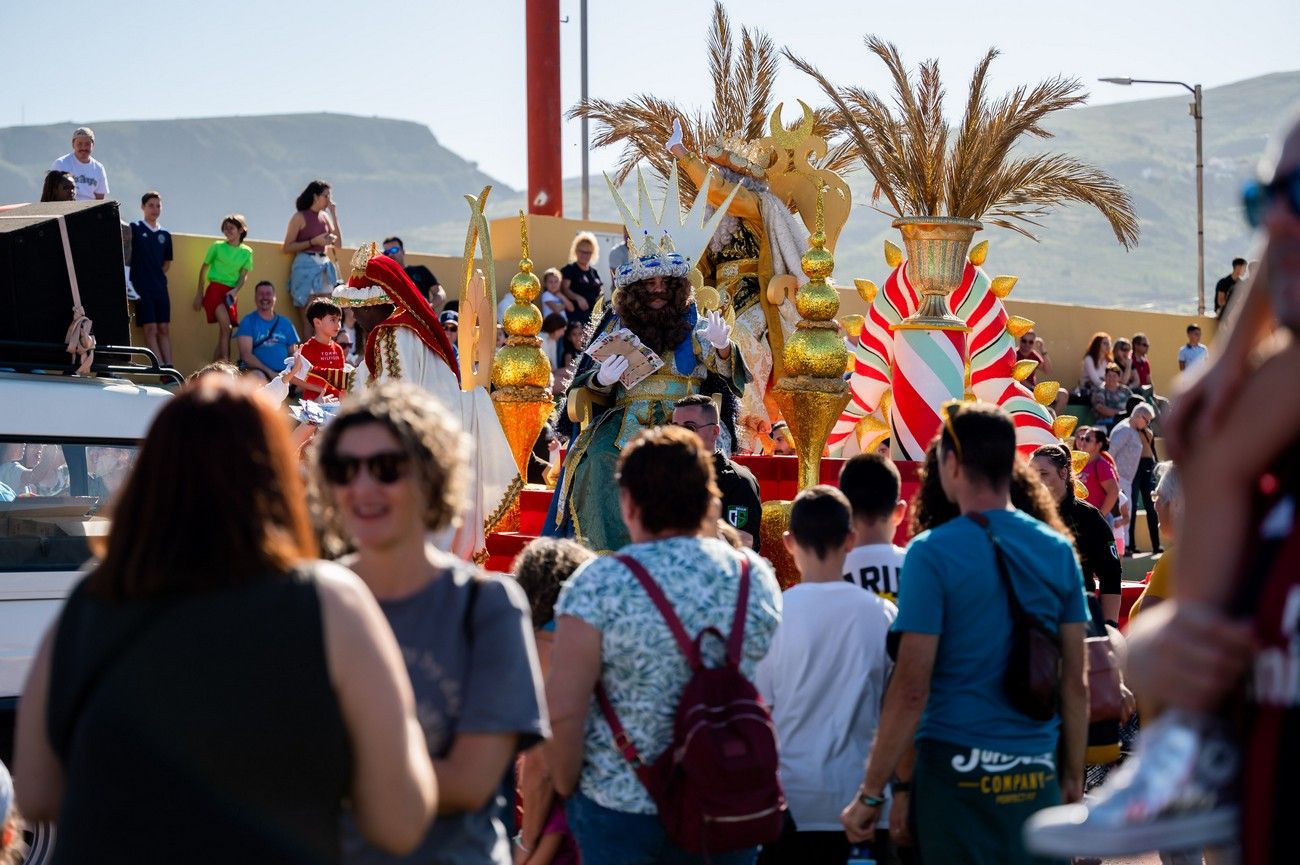 Miles de personas llenan de ilusión el Estadio de Barrial en la llegada de los Reyes Magos