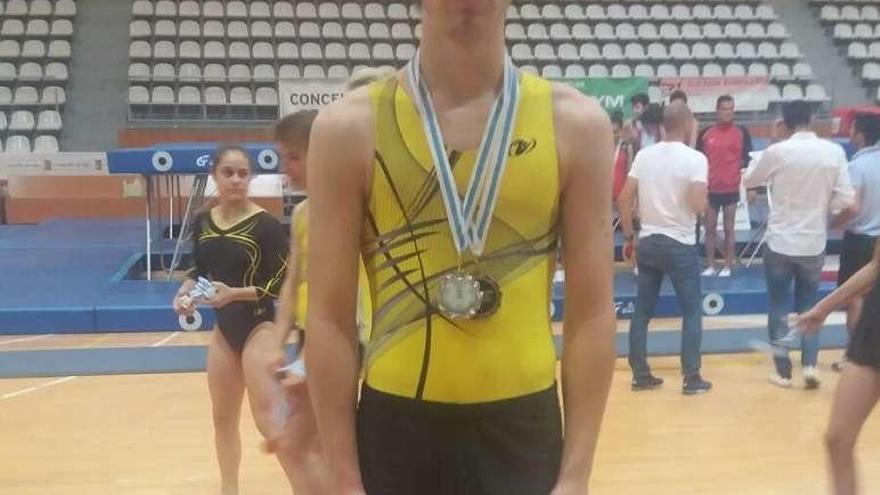 El estradense Luis Brea posa con las dos medallas conseguidas.