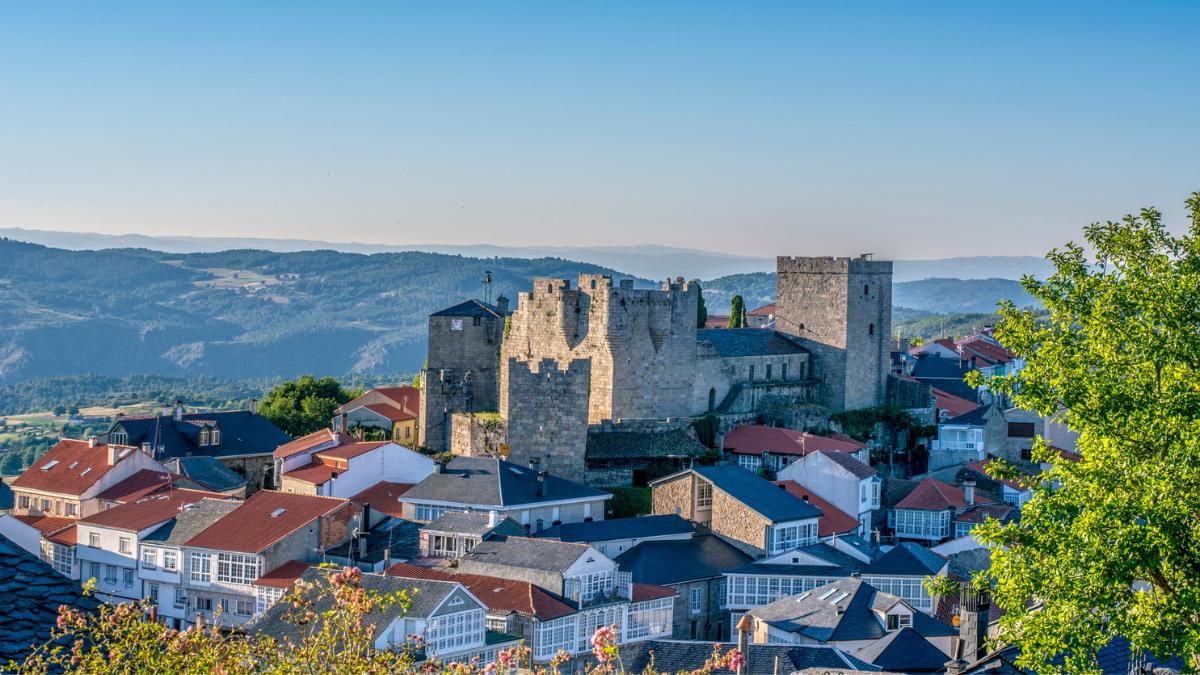 El pueblo medieval dominado por una imponente fortaleza que se esconde en Galicia.